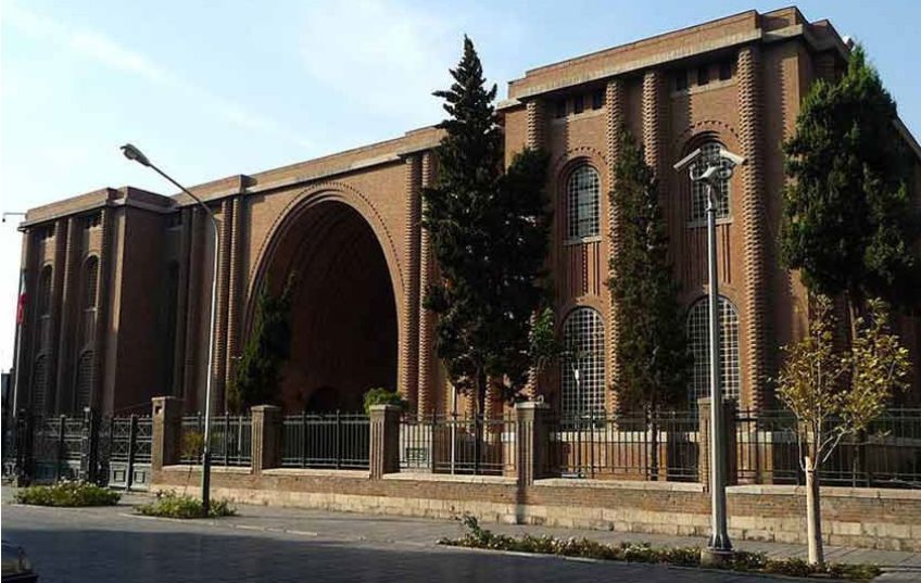 موزه ملی ایران در تهران  به عنوان موزه مادر