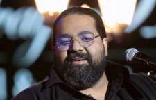 رضا صادقی با رنگ لبخند برای سیل زدگان کمک جمع می کند