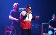 محسن ابراهیم زاده با لباس هلال احمر و یاد بود سیل زدگان روی صحنه رفت