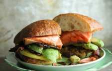 طرز تهیه ساندویچ سالمون و آووکادو با نان ترکی ساندویچ سالم و بسیار خوشمزه