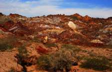 دره رنگین کمان جزیره هرمز با خاک های رنگی