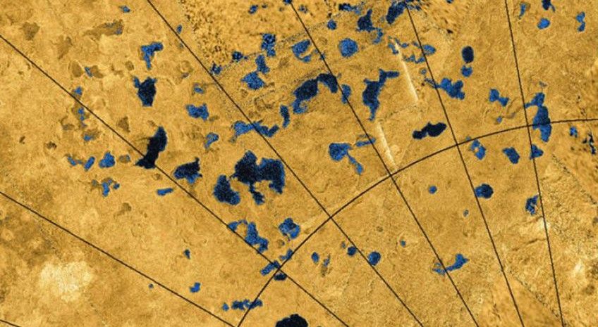 سطح تایتان قمر زحل مانند زمین پوشیده از دریاچه های طبیعی است