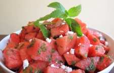 روش تهیه هندوانه نعنایی یک سالاد تابستانی انرژی بخش با هندوانه و عطر نعنا