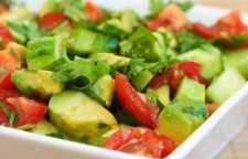 روش تهیه سالاد گوجه و آووکادو سالادی لذیذ و سالم