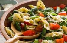 روش تهیه سالاد پاستا با گوجه و مارچوبه