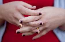 عادت های بدی که به ناخن های شما آسیب می رساند