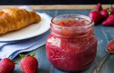 روش تهیه مربای کم شکر توت فرنگی و موز