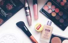 چه چیزهایی را باید از کیف لوازم آرایشی خود کنار بگذارید