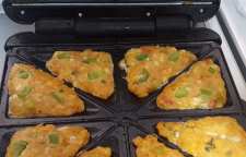 طرز تهیه کوکی پیتزا بسیار ترد و خوشمزه با دستگاه ساندویچ ساز