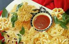 آموزش تهیه چیپس ذرت با طعم پیاز و جعفری