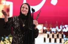 تشکر گلاب آدینه از مهدی هاشمی پس از دریافت تندیس علی معلم