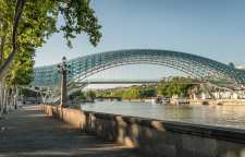 پل صلح تفلیس در گرجستان پلی شیبه موجودات دریایی