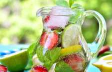 آموزش تهیه نوشیدنی توت فرنگی و گیاهان تازه