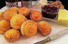 روش تهیه رول پنیری کنجدی نون پیراشکی خوشمزه و پرطرفدار ترکیه ای