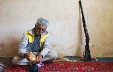 نصب کاشی ماندگار بر سر در منزل عیسی قلی پور نوازنده موسیقی مقامی