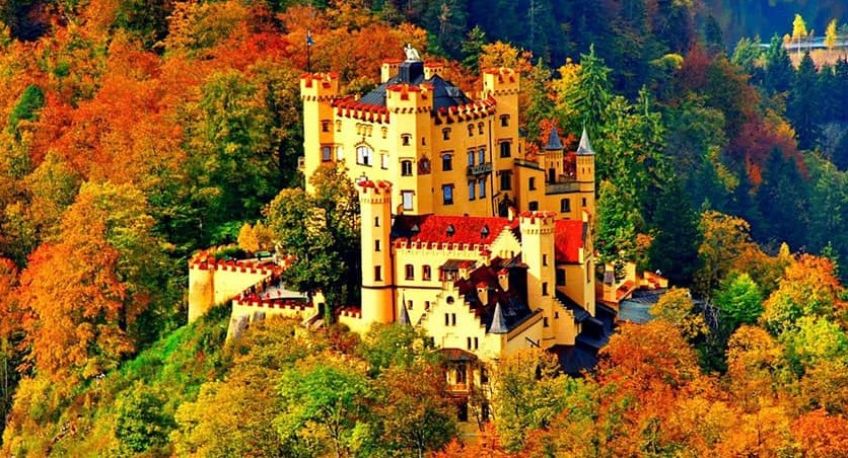 دو قلعه ی هوهن شوآنگائو و نوی شوان اشتاین بر فراز تپه های باواریا آلمان