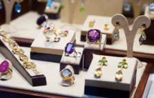 روش های مناسب شستشو و مراقبت از زیورآلات نگین دار