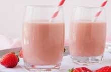 روش تهیه نوشیدنی شیر توت فرنگی