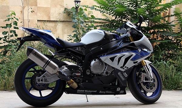 بررسی و مشخصات موتورسیکلت بی ام وی S1000RR