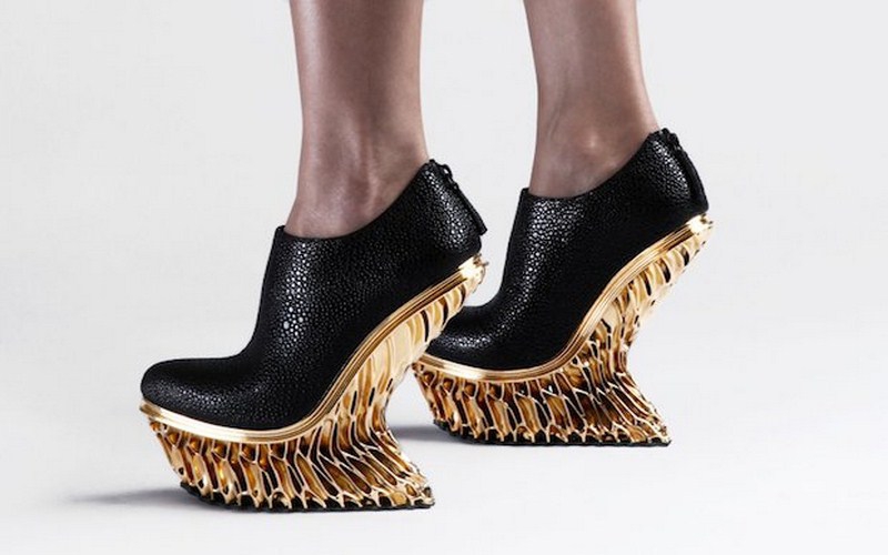 کفش چرم با پاشنه طلا و طراحی سه بعدی