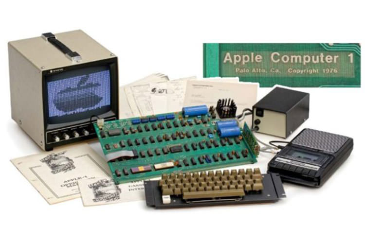 فروش اولین کامپیوتر رومیزی Apple-1