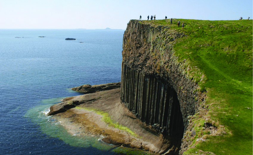 غار فینگال اسکاتلند شبیه یک اثر هنری معاصر