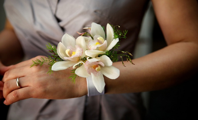 دستبند عروس با گل های طبیعی و مصنوعی