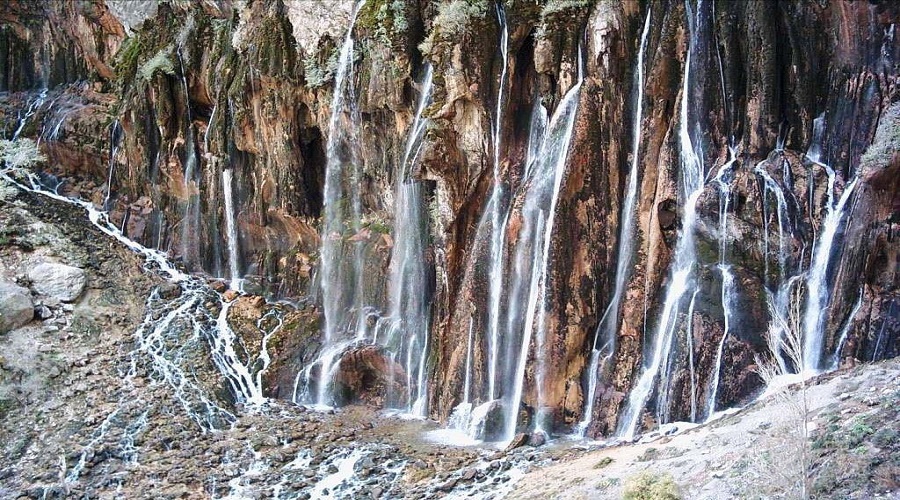 آبشار مارگون فارس از  بزرگترین و مرتفع ترین آبشارهای چشمه ای در جهان