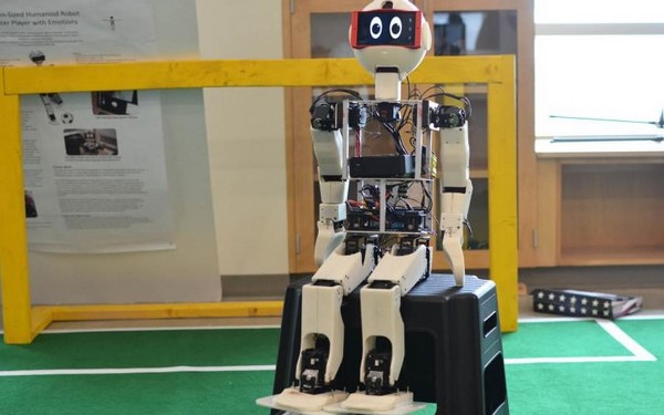 ربات انسان نما MU-L8 رباتی که فوتبال بازی می کند