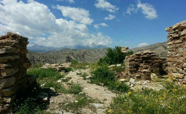 قلعه علی بیک در کوهستان کمتال آذربایجان شرقی