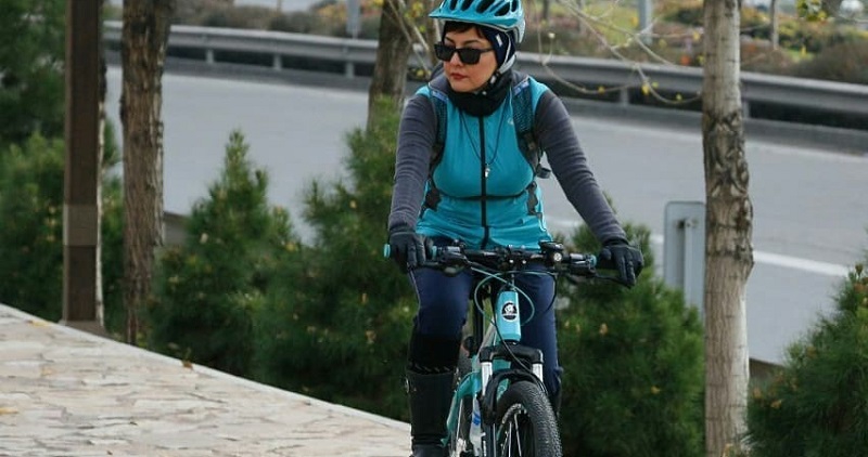 عکس ها و تیپ جالب آناهیتا همتی در حال دوچرخه سواری