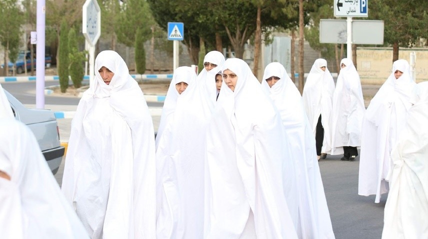 چادر سنتی سفید زنان شهرستان ورزنه اصفهان
