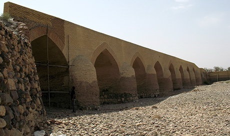 پل سرخده ساوه در استان مرکزی از آثار سده‌ های اولیه اسلام