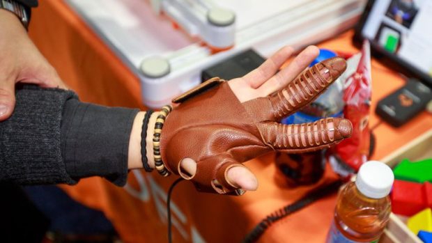 دستکش رباتیک NeoMano به کمک بیماران فلج می‌ آید