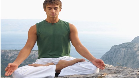 آموزش حرکات یوگا برای افزایش قدرت بدن و کاهش استرس