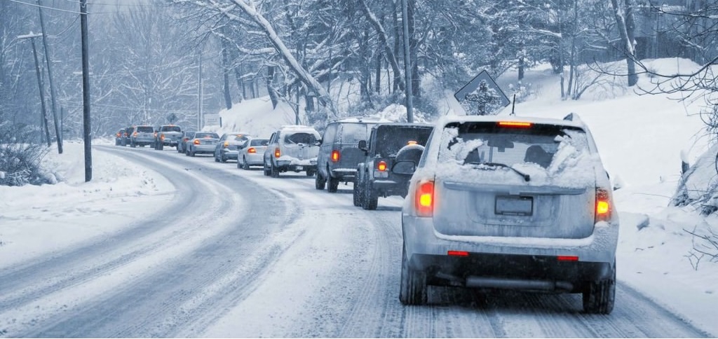 هنگام  سر خوردن خودرو بر روی یخ در جاده ها چگونه عمل کنیم