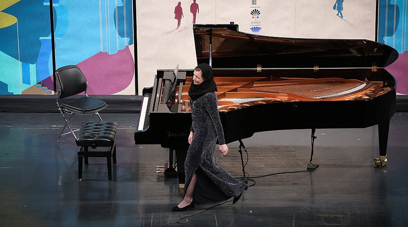 پوشش نامتعارف و حرکت جنجالی ماریا دوالا نوازنده جشنواره موسیقی