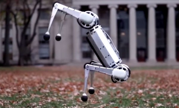 ربات مینی چیتا MIT پشتک وارو می زند