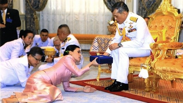 تصاویری عجیب از ازدواج پادشاه تایلند با محافظ شخصی خود