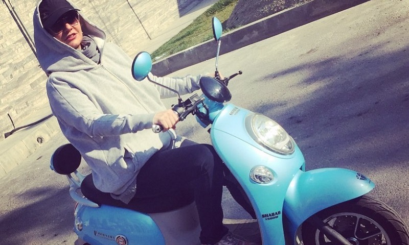 بازگشت مهناز افشار به ایران و موتورسواری او در خیابان های تهران