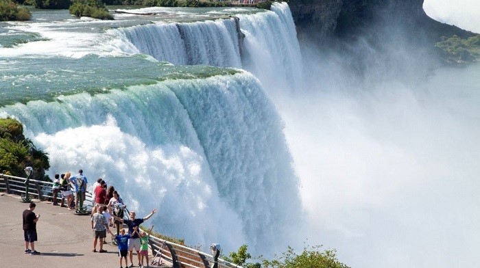 آبشار هورسشو در نیاگارا فالز از معروف ترین دیدنی های کانادا