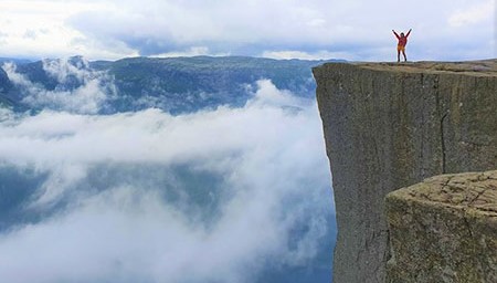 ﻿صخره پریکستولن از جاذبه های طبیعی کشور نروژ